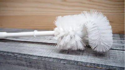 Produktbild von Toilettenbürste mit Kantenreiniger - Flache WC-Bürste aus Polypropylen, Weiß