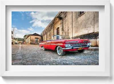 Produktbild von Rotes altes Auto in einem kolumbianischen Viertel– Wandbild mit Rahmen – Gerahmtes Bild  – Wanddekoration – 30x20 cm –  Weiß Rahmen