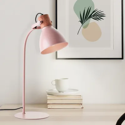 Produktbild von BRILLIANT hohe Tischleuchte ELENA in rosa | schwenkbarer Kopf | 1x E27 Fassung max. 40W | Höhe 52cm | Metall/Holz