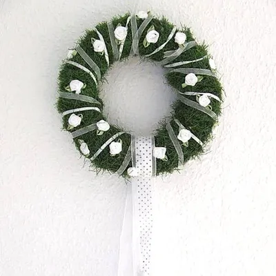 Produktbild von Dekokranz mit Satinrosen und Bändern - 20 cm Ø - weiß - 97009 01