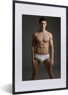 Produktbild von MuchoWow® MuchoWow® Gerahmtes Poster Ein Mann posiert in weißen Hosen 40x60 cm - Poster mit zchwarzem Bilderrahmen - Poster in Rahmen