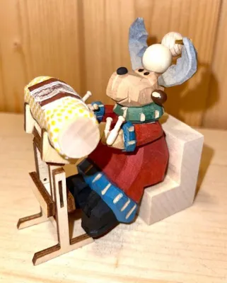 Produktbild von Holzfigur Klöpplerin bunt Höhe ca. 8,5cm NEU