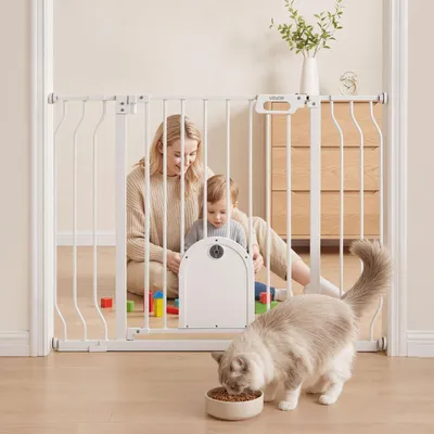 Image de VEVOR – Barrière de sécurité pour escaliers, largeur réglable de 75 à 111 cm, barrière de porte avec trappe pour chats, incluant kit de fixation murale et système d'ouverture par pression, barrière pour enfants, barrière pour bébés, idéale pour les escaliers, les portes et les pièces à vivre, couleur blanche
