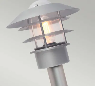 Obrázok produktu pre Strieborný stĺpik záhradného svetla Elstead E27 60W Helsingor