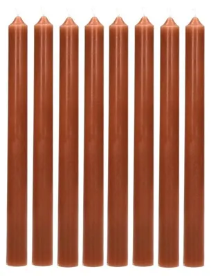 Imagen del producto de Conjunto de 8 velas Pomax, fabricadas con cera de parafina, color marrón canela, diámetro de 2,2 cm y altura de 25 cm