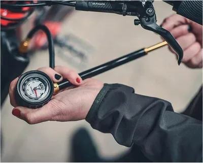 Immagine prodotto di LEZYNE Shock Drive, pompa ammortizzatore per bicicletta, 24 cm, nero, 1-MP-SHKDR-V204