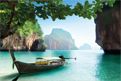 Produktbild von Wallario Poster - Fischerboot in Thailand  blaues Meer und Steinfelsen, Kunstdruck Größe: 100 x 150 cm