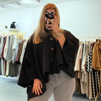 Produktbild von Cape Poncho "Katrin" Schwarz Onesize (XS-XL) für Damen Poncho Übergroßer Cape für den Herbst und Winter Frauen Cape Wintercape mit Knöpfen Cape Poncho