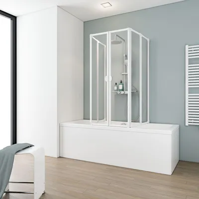 Ambiente Bild einer Badewanne mit einer faltbaren Duschabtrennung