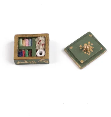 Produktbild von Miniatur Nähmaschine Deko | Grünes Miniatur Nähkästchen 1zu24 (1 Set)