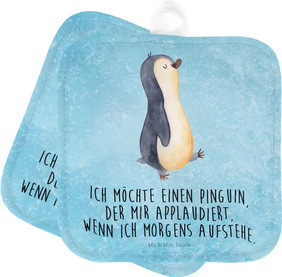 Produktbild von Mr. & Mrs. Panda Topfuntersetzer Pinguin marschieren - Eisblau - Geschenk, topfhalter, Unausgeschlafen, Pinguine, Topflappen Set, Familie, Kochlappen, Ofenlappen, Applaus