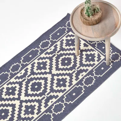 Obrázek produktu pro Kobercový běhoun Homescapes "Halmstad", ručně tkaný koberec ze 100% bavlny s geometrickým vzorem, tmavě modro-bílý, 66 x 200 cm