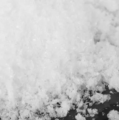 Produktbild von com-four® 1000g Kunstschnee als Weihnachtsdeko - Dekoschnee zum Streuen und Basteln - Winterdeko mit Pulverschnee aus Kunststoff