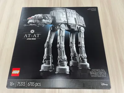 Produktbild von LEGO Star Wars AT-AT Figur zum Bauen für die Star Wars Sammlung, großes UCS Set für Erwachsene, Sammlerstück mit 9 Minifiguren 75313