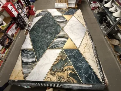 Produktbild von Moderner geometrischer Teppich im Marmor- und Gold-Design, 260x180 cm