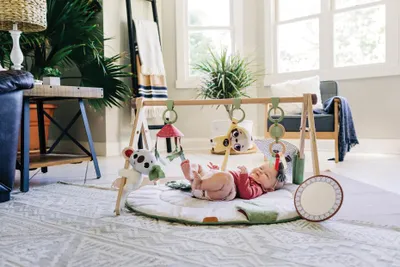 Image de TINY LOVE Tapis d'activités boho-chic, tapis de jeu pour bébé, arche de jouets en bois - dès la naissance