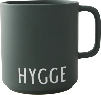 Produktbild von Design Letters - AJ Favourite Becher mit Henkel - Hygge - Dunkelgrün