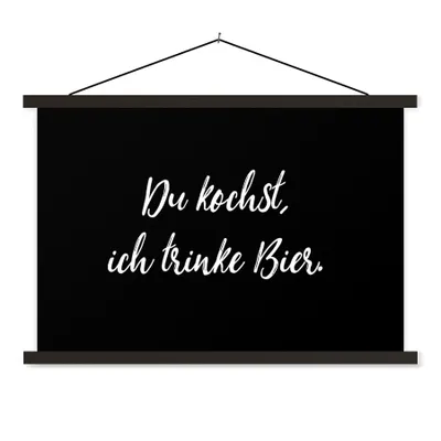 Produktbild von MuchoWow® Textilposter Du kochst, ich trinke Bier - Bier - Zitate - Alkohol - Sprichwörter 60x40 cm mit schwarzem Rahmen - Hölzernes