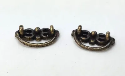 Produktbild von 2 St Mini-Möbelgriff, Metall messingfarig. Für 1:12 Puppenstuben. 1,2x0,7cm