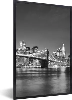 Produktbild von MuchoWow® Gerahmtes Poster New York - Brücke - Brooklyn - Schwarz und weiß - Architektur 60x90 cm - Poster mit Schwarzem Bilderrahmen Wandposter Rahmen Foto Bilder - Kunst