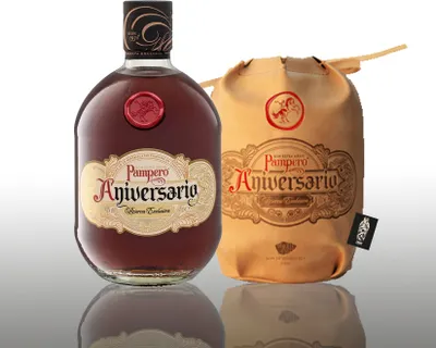 Produktbild von Ron Pampero Aniversario Rum aus Venezuela in Kunstledertasche 0,7l (40% vol.)inkl. Mixcompany Postkarte- [Enthält Sulfite]