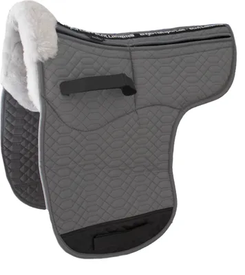 Produktbild von Engel Reitsport Satteldecke SADEK1AP Lammfell & Baumwollsteppstoff, Fell in Sattellage, Fellkranz vorne, Korrektur Aufpolstertaschen außen Grau/Silber D (Dressur)