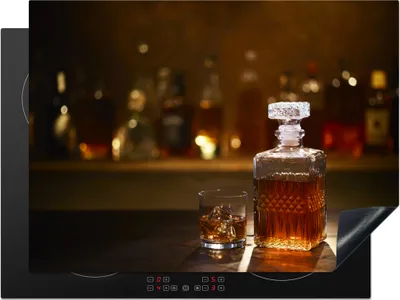 Produktbild von KitchenYeah© Herdabdeckplatte Eine Flasche Whiskey auf einer Bar , 71x52cm, Küche Deko, Glaskeramikkochfeld Herdabdeckung, Abdeckplatte fùr Kochfeld