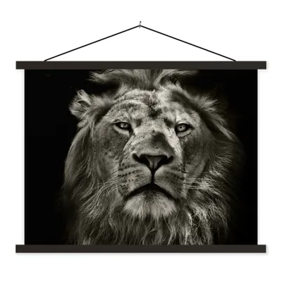Produktbild von MuchoWow® Textilposter Löwe - Tiere - Porträt - Wildtiere - Schwarz und weiß 40x30 cm mit schwarzem Rahmen - Dekorationen