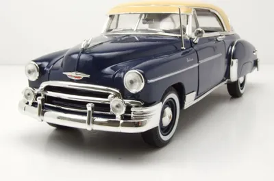 Produktbild von Motormax 73111B Chevrolet Bel Air 1950 dunkelblau beige 1:18