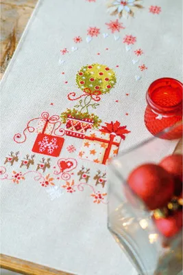 Produktbild von Vervaco Tischläufer Kreuzstich Stickpackung "Geschenke unter dem Weihnachtsbaum", Zählmuster, 29x102cm
