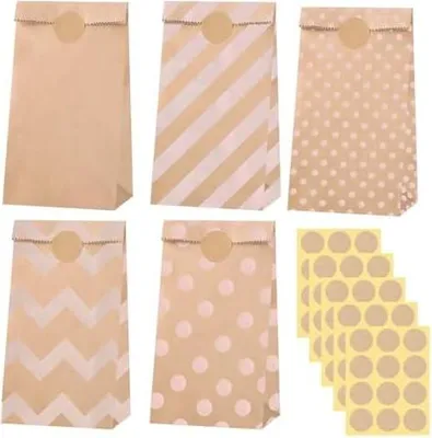 Produktbild von 50 Stück Papiertüten Braun Klein, 18x9x5.5cm Weihnachten Geschenktüten Klein Kraftpapiertüten Mitgebsel Tüten Kindergeburtstag mit 60 Aufkleber für Adventskalender Geburtstag Hochzeit (5 Stile)