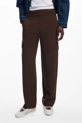 Image de Pantalon marron pour femmes : détails cargo stylés et poches fonctionnelles