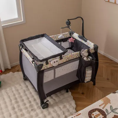 Produktbild von DREAMADE Babybett, 125 x 65cm Baby Reisebett mit Matratze & Wickeltisch & Rollen & Spieluhr, Faltbares Beistellbett für Neugeborene & Säugling 0-36 Monate (Bunt)