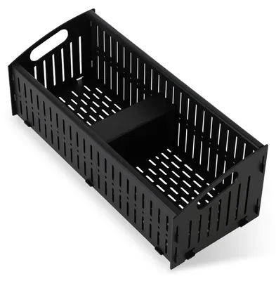 Zdjęcie produktu dla Koszyk na pellety ISOISL, wymiary 48 x 20 x 17 cm. Wykonany ze stali, z dwiema komorami spalania. Zawiera łopatkę ze stali nierdzewnej, przeznaczoną do użytku z kominkami i piecami na drewno