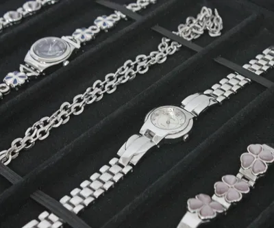 Produktbild von Vorlagebrett Schmucklade Schaukasten für Ketten Uhren Armbänder mit Gummibänder schwarz