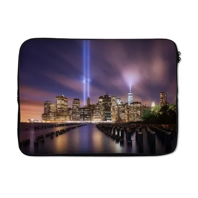 Produktbild von MuchoWow® Laptop Hülle 14 ZollNew York - Nacht - Stadt - Wasser Laptoptasche - Laptoptasche - Stoßsicher - Schutzhaube
