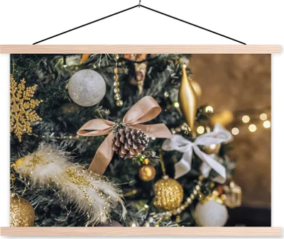 Produktbild von MuchoWow® Textilposter Eine Nahaufnahme von Weihnachtsbaumschmuck 120x80 cm mit holzfarbenen Rahmen - Aufhängeset