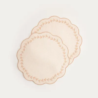 Obrázek produktu pro HOMLA RAMINE béžové podložky pod talíře s ozdobnou výšivkou, sada 2 ks. 38 cm