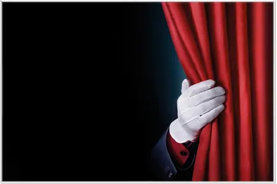 Produktbild von Wallario Wandbild Vorhang auf für die Show  Hand hinterm roten Vorhang, Größe: 61 x 91,50 cm, Poster mit weißem Aluminiumrahmen
