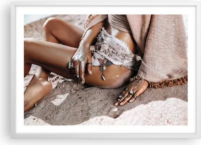 Produktbild von Gerahmtes Poster - Weißer Rahmen - Sand Frau Schmuck - 70x50 cm - Wand Bild - Wanddeko - Wandbilder - Kunstposter - Wandposter - Bilderrahmen - Bilder - Kunstdruck - Wanddekoration - P2WAA70x50-4634