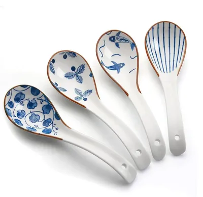 Zdjęcie produktu dla Zestaw 4 ceramicznych łyżek do zupy w kolorze białym i niebieskim
