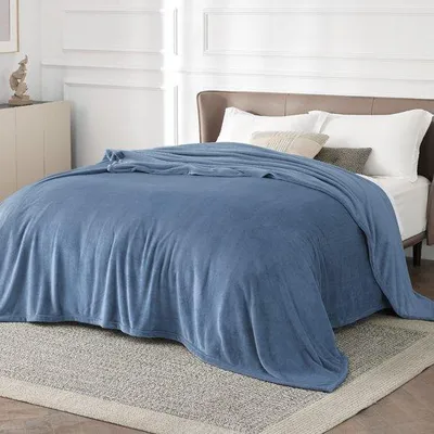 Zdjęcie produktu dla Koc obciążający Unyqoos® wykonany z flanelowej mikrofibry (polar), kolor niebieski – koc do salonu o wymiarach 220 x 240 cm, lekki i oddychający, idealny do sofy i łóżka