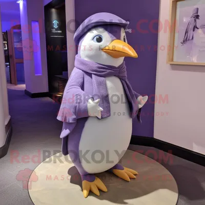 Produktbild von Lavendel-Pinguin REDBROKOLY Maskottchen Kostüm figur bekleidet mit Hosenrock und Schal-Clips