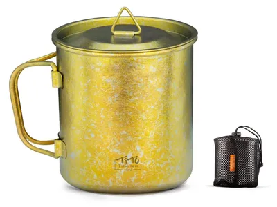 Zdjęcie produktu dla Kubek turystyczny Titan Tasse, 450 ml, składany uchwyt, pokrywka, ultralekki, kolor złoty, idealny na camping i aktywności na świeżym powietrzu