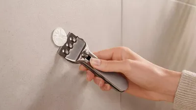 Produktbild von Toilettenrollenhalter Moon Grey inkl. Klebelösung Packung mit 16 Stück