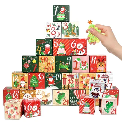 Productafbeelding van Adventskalender set, 24 stuks: zelf te maken papieren cadeautasjes met stickers en bedels
