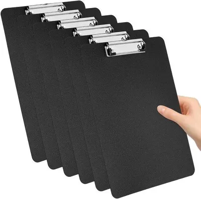 Imagen del producto de Uniqoos®: Juego de 6 tableros de sujeción A4 de plástico resistente, con clip metálico para hasta 100 hojas, ligeros y con gancho retráctil para colgar. Ideales para oficina, escuela y consultorio