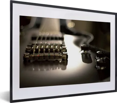 Produktbild von MuchoWow® MuchoWow® Gerahmtes Poster Nahaufnahme einer schwarzen E-Gitarre 40x30 cm - Poster mit zchwarzem Bilderrahmen - Bilderrahmen - Poster im Rahmen
