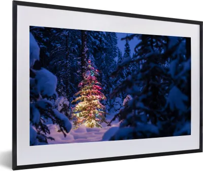 Produktbild von MuchoWow® Gerahmtes Poster Ein Weihnachtsbaum im verschneiten Wald 60x40 cm - Poster mit Schwarzem Bilderrahmen Wandposter Rahmen Foto Bilder - Schlafzimmer - Plakat in Rahmen - Drucken