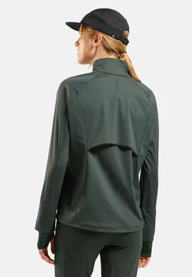 Rückansicht einer Frau mit dunkelgrüner Odlo Zeroweight Pro Warm Reflective Jacke und schwarzer Kappe